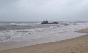 Mưa lớn nhấn chìm tàu cá, 10 ha lúa ngập trong biển nước