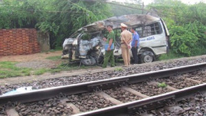 Bị tàu hỏa kéo lê 200 m, ô tô 16 chỗ cháy rụi hoàn toàn