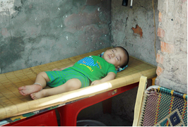 Xúc động bé trai 13 tháng tuổi ngủ trên vỉa hè giữa trời nắng nóng