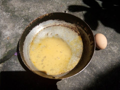 Video: Hà Nội nắng nóng khủng khiếp, trứng gà chín khô dưới ánh nắng mặt trời