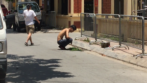 Xôn xao clip người đàn ông xông hơi giữa trời nắng nóng ở Hà Nội