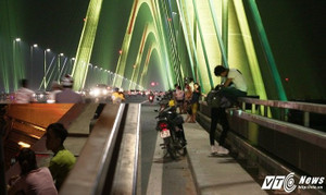 Các cặp tình nhân biến cầu Nhật Tân thành điểm hẹn nóng bỏng ngày nắng nóng