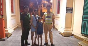 Cảnh sát giúp bé gái bị lạc ở Hồ Gươm đoàn tụ gia đình