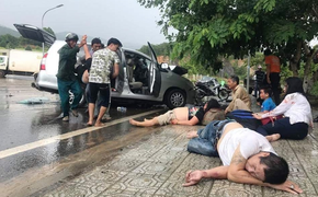 Hai xe ô tô chạy tốc độ cao đối đầu, 9 người nhập viện