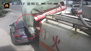 Tạt đầu xe tải chở sỏi, ô tô Audi bị chôn vùi thảm khốc