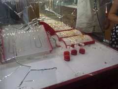 Sinh viên đại học cùng đồng bọn đập bể tủ kính, cướp tiệm vàng