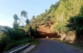 Sạt lở núi ở Huế, quốc lộ ách tắc nhiều ngày