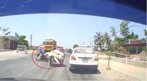 Xe ba gác đi ẩu, suýt mất mạng trước đầu xe tải