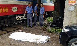 Qua đường bất cẩn, người phụ nữ bị tàu hỏa tông chết