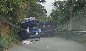 Xe chở học sinh đâm vách núi ở Tam Đảo: Hai người tử nạn là phụ huynh