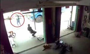 Mẹ liều mình lao sang đường cứu con, bị xe tải tông thảm khốc