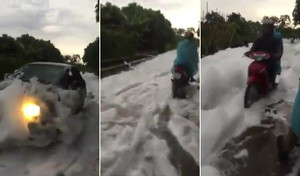 Đường phủ bọt trắng xóa như tuyết sau mưa lớn ở Hà Nội khiến dân mạng xôn xao