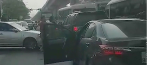 Video: Cảnh sát bao vây, nổ súng bắt tài xế chở 29 bánh heroin