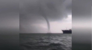 Vòi rồng khổng lồ đáng sợ như tận thế xuất hiện trên biển