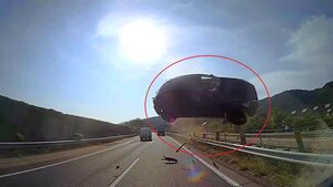 Kinh hãi khoảnh khắc ô tô con bay lên không trung, văng thẳng vào đầu xe khách