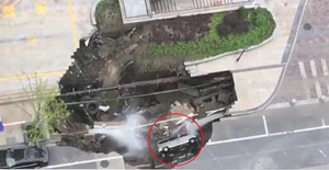 Hố tử thần khổng lồ xuất hiện giữa mưa lớn, nuốt chửng ô tô trên phố