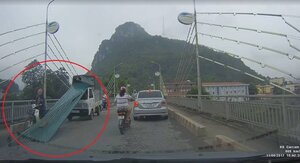 Xe tải đánh rơi tấm tôn sắc như dao, người đi đường thoát chết trong gang tấc