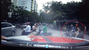 Kẻ biến thái sàm sỡ thiếu nữ mặc váy ngắn giữa phố đông