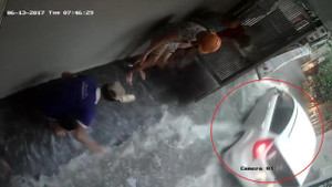 Ô tô lao ầm ầm trên đường ngập, hắt nước vào 4 người ngồi trú mưa khiến dân mạng bất bình