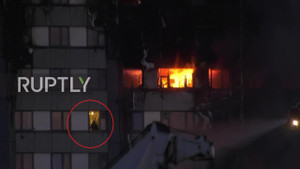 Cháy chung cư 27 tầng ở London: Cận cảnh nạn nhân bị mắc kẹt giữa biển lửa