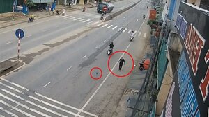 Sang đường bị tông ngã văng dép và cái kết bi hài không tưởng