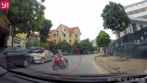 Xe máy phóng bạt mạng, ôm cua 'căng đét' suýt lao vào ô tô