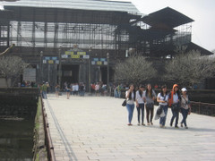 Từ 1/7, du khách mặc hở hang, phản cảm bị cấm cửa vào các di tích Huế