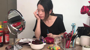 'Thánh nữ công sở' chế đồ ăn thành mỹ phẩm trang điểm cực bá đạo