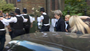 Thăm nạn nhân vụ cháy ở London, Thủ tướng Anh bị người dân rượt đuổi