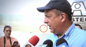 Tổng thống Costa Rica bị ong bắp cày bay vào miệng nhưng xử lý chuyên nghiệp không ngờ