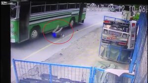 Vội vàng xuống xe buýt, nam thanh niên suýt bị cán chết