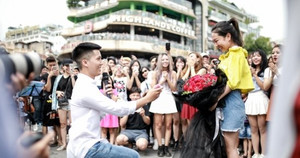 Màn cầu hôn đáng yêu, hoành tráng 'nhất Vịnh Bắc Bộ' hút triệu lượt xem trên Facebook