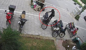 Thanh niên dùng vam bẻ khóa, trộm xe máy cực nhanh trên phố Hà Nội