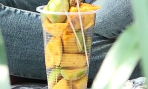 Kinh hoàng món xoài lắc ướp: Chỉ toàn mồ hôi tay, bụi đường và nước bẩn!