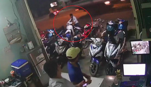 Nhân viên mải chơi điện thoại, trộm thảnh thơi dắt xe máy trong nháy mắt