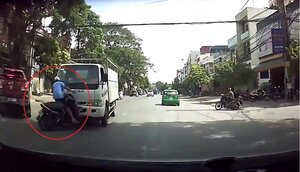 Xe máy phóng tít mù, lấn làn bị xe tải hất văng lên trời