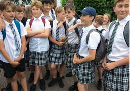 Nắng nóng, nam sinh Anh rủ nhau mặc váy đi học