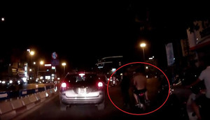 Thanh niên đầu trần cưỡi xe máy, luồn lách né chốt 141 trong đêm