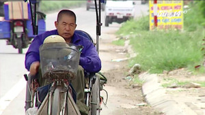 Cổ tích đời thường: Người đàn ông 11 năm ngồi xe lăn nhặt rác nuôi cha mẹ già