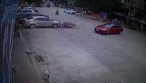 Kinh hoàng cảnh xe máy chở kính lao như điên, quệt đầu ô tô ngã văng xa chục mét