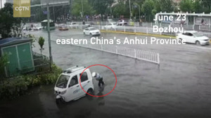 Nam cảnh sát xắn quần lội nước, đẩy xe giúp dân qua đường ngập khiến dân mạng xôn xao