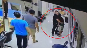 Kẻ lạ mặt cầm dao xông vào đồn, phản ứng của chàng cảnh sát trẻ khiến triệu người ngỡ ngàng