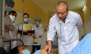 Sự thật gây sốc của bác sỹ 20 năm chữa trị bệnh nhân HIV