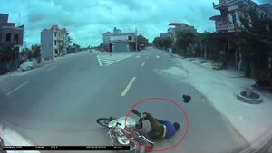 Xe máy phóng nhanh, vượt phải bị xe tải tông ngã mài mặt xuống đường