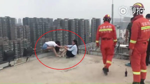 Lính cứu hỏa 'ra đòn' nhanh như chớp, cứu cô gái đòi tự tử trong gang tấc