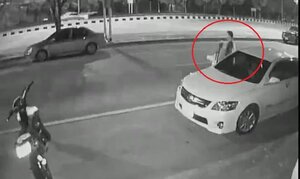 Bước khỏi ô tô không quan sát, bị xe máy phóng tốc độ cao đâm thảm khốc