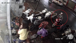 Có người đứng ngoài, trộm vẫn hì hục bẻ khóa xe máy và cái kết đắng