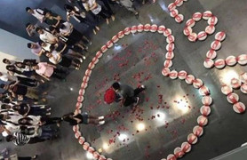 Chàng trai xếp 99 hộp tôm thành hình trái tim, thề theo bạn gái tới 'cùng trời cuối đất'