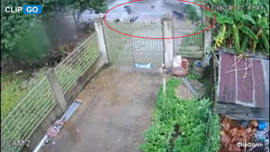 Clip: Khoảnh khắc 2 xe khách đâm nhau kinh hoàng ở Kon Tum