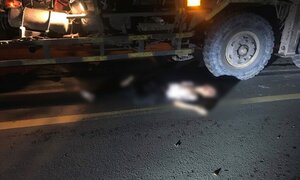 Xe máy va chạm với xe tải, người và xe bị kéo lê 20m